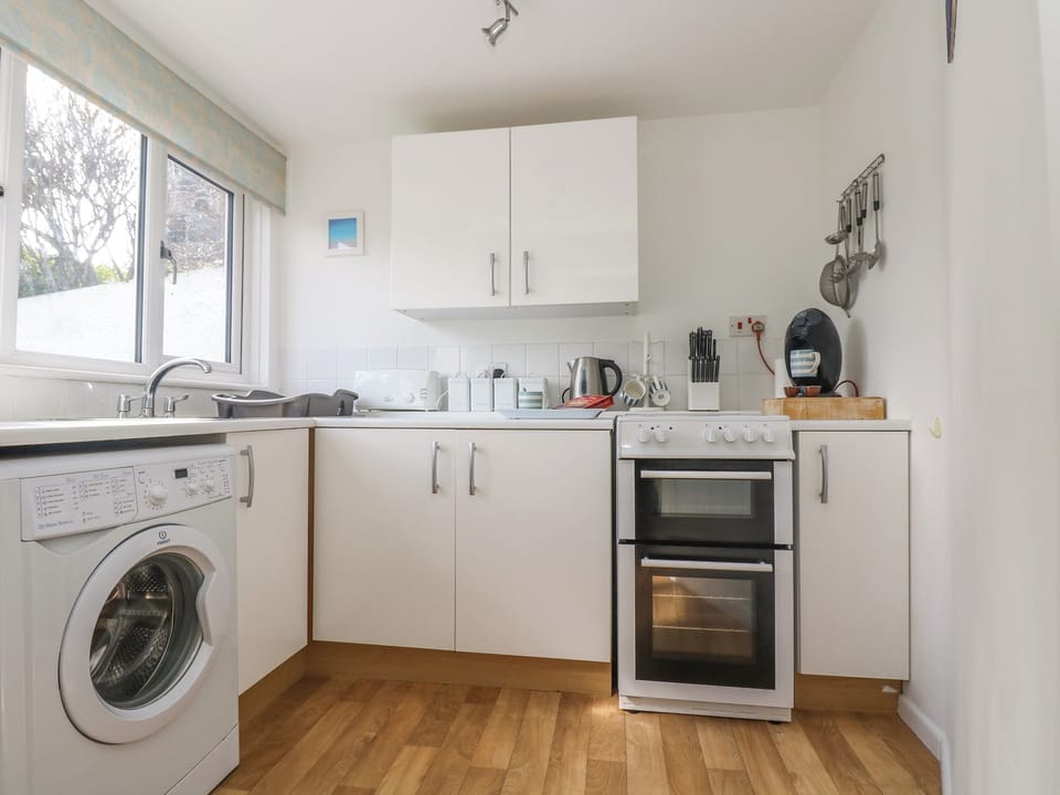 Cottage | Private kitchen | Fridge, microwave, stovetop, electric kettle