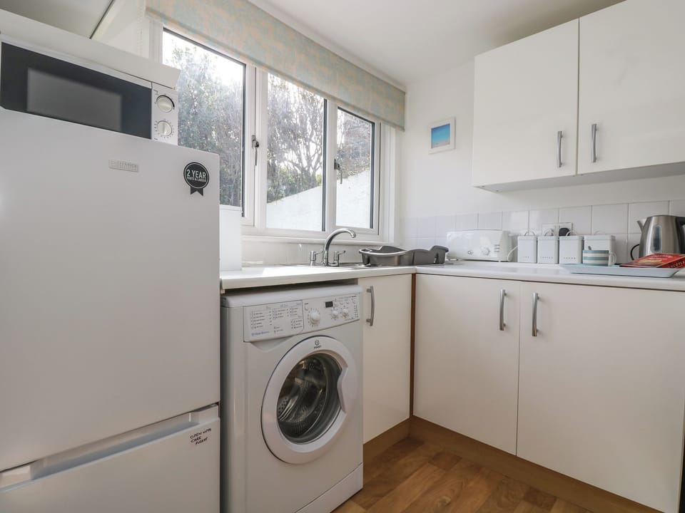 Cottage | Private kitchen | Fridge, microwave, stovetop, electric kettle