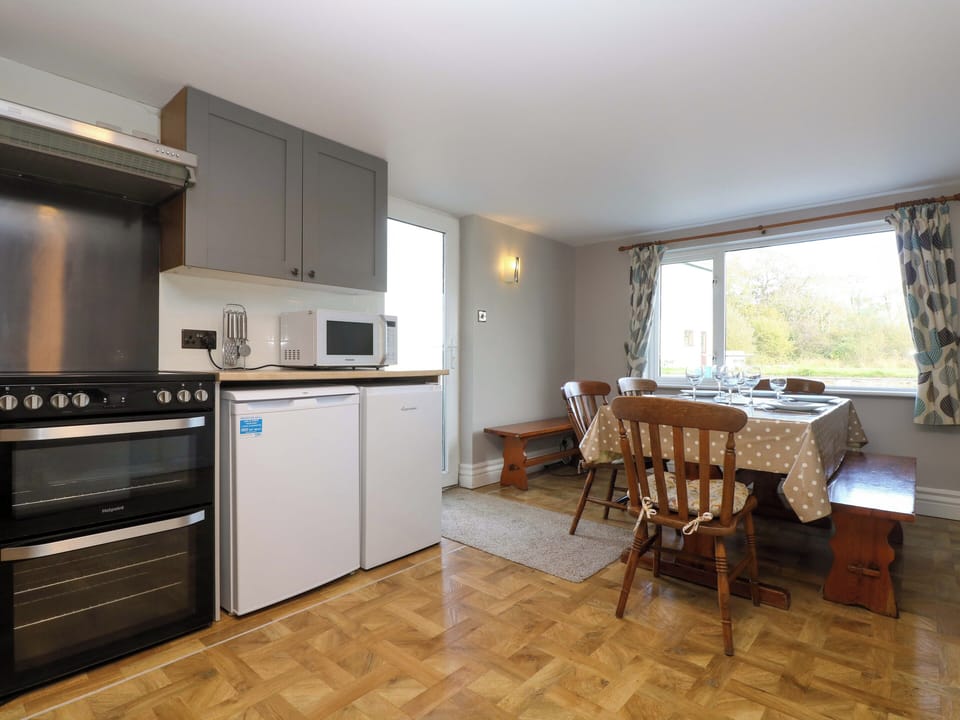 Cottage | Private kitchen | Dishwasher, highchair, cookware/dishes/utensils