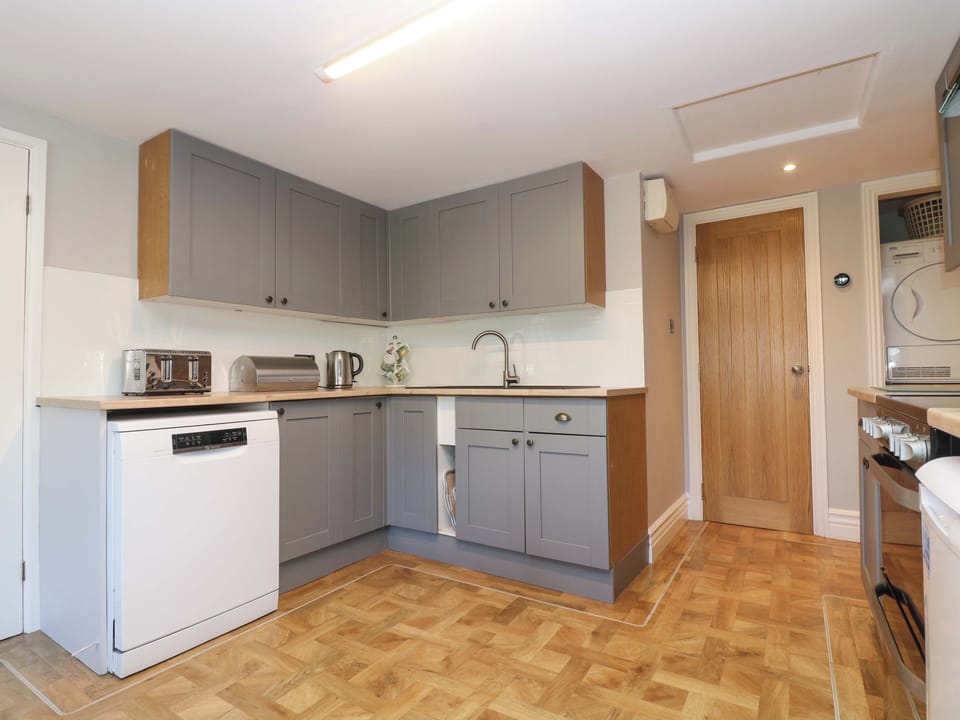 Cottage | Private kitchen | Dishwasher, highchair, cookware/dishes/utensils