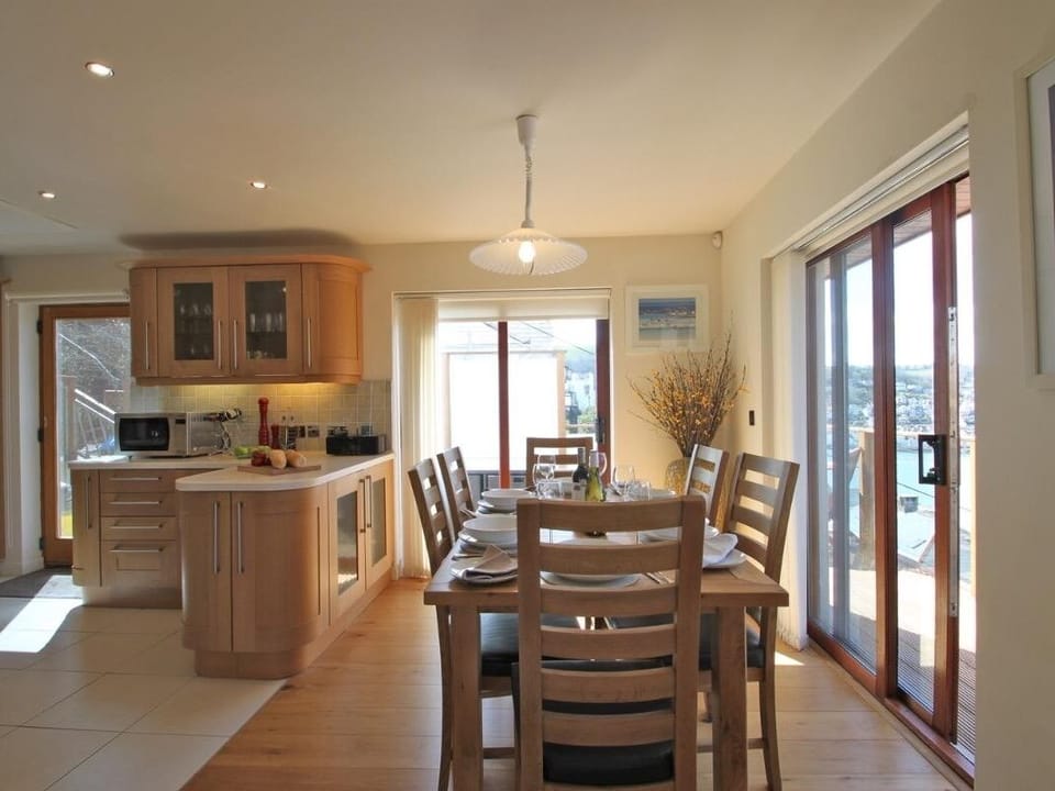 Cottage | Dining