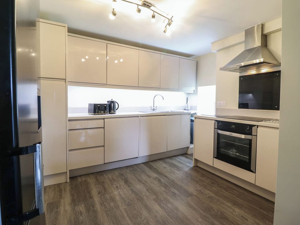 Cottage | Private kitchen | Fridge, microwave, stovetop, dishwasher