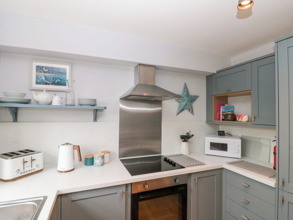 Cottage | Private kitchen | Fridge, microwave, dishwasher, cookware/dishes/utensils