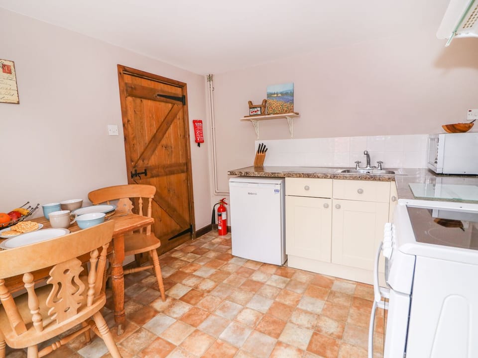 Cottage | Private kitchen | Fridge, microwave, stovetop, electric kettle