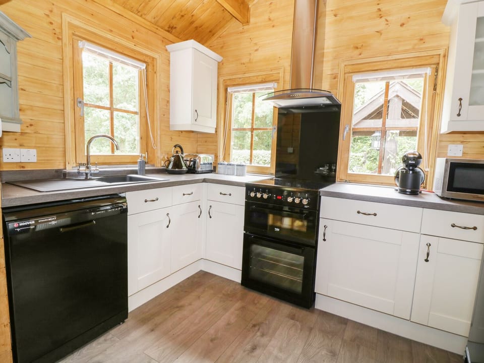 Cottage | Private kitchen | Fridge, dishwasher, electric kettle, toaster