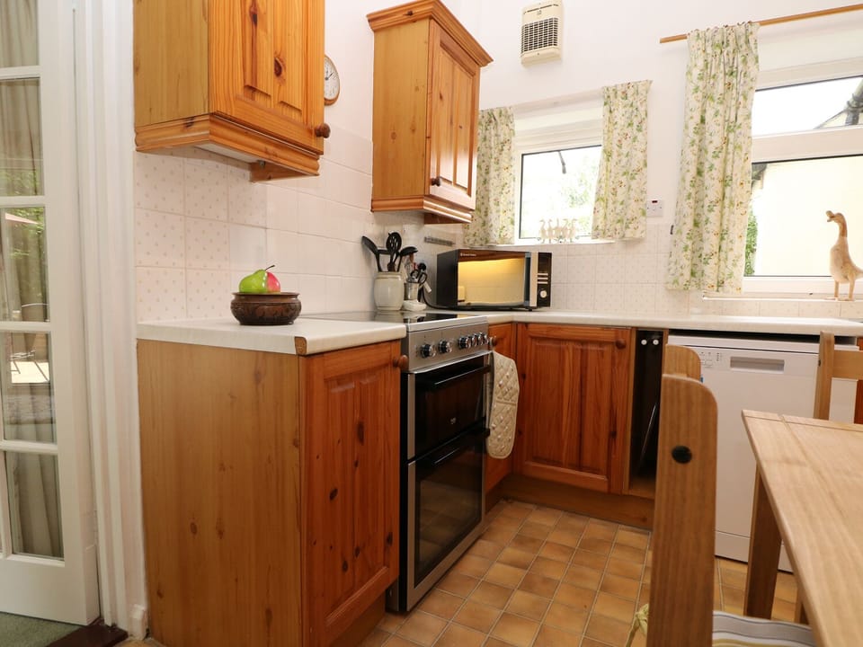 Cottage | Private kitchen | Microwave, stovetop, dishwasher, cookware/dishes/utensils