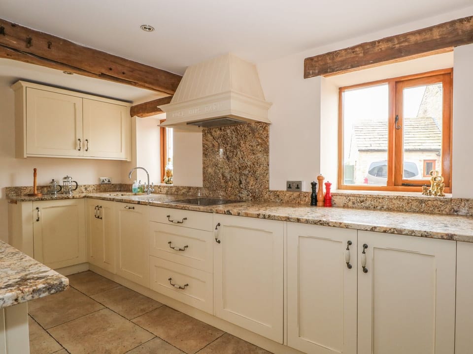 Cottage | Private kitchen | Dishwasher, cookware/dishes/utensils