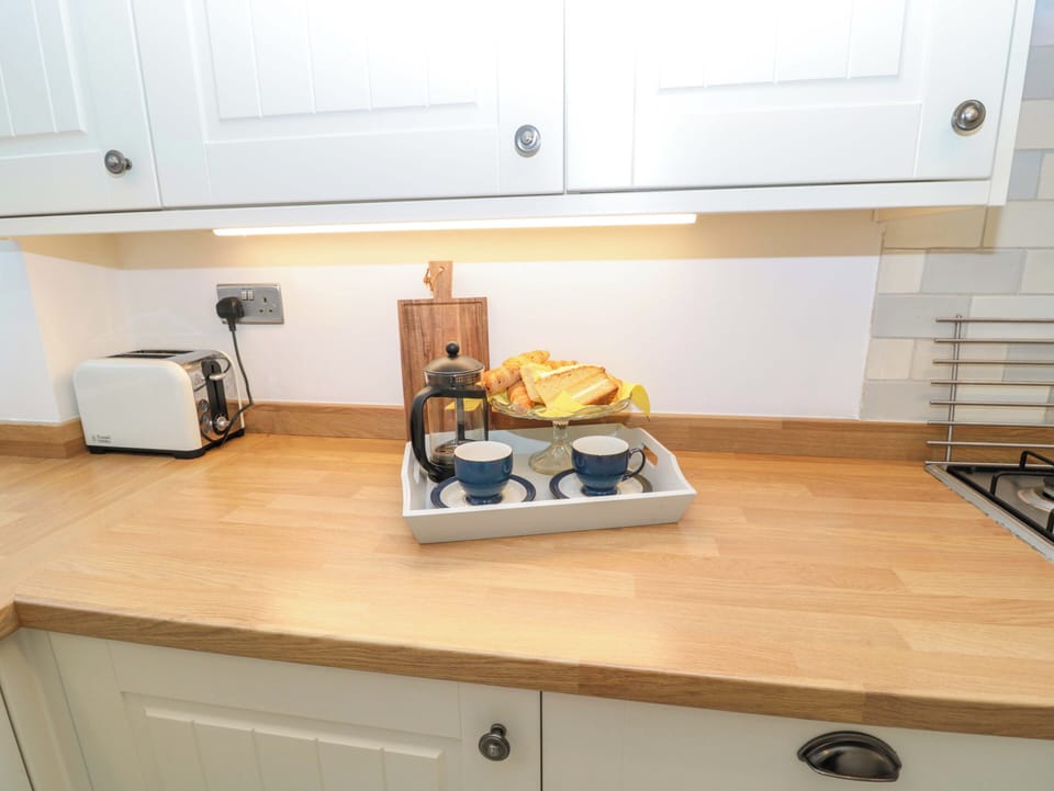 Cottage | Private kitchen | Microwave, stovetop, dishwasher, cookware/dishes/utensils