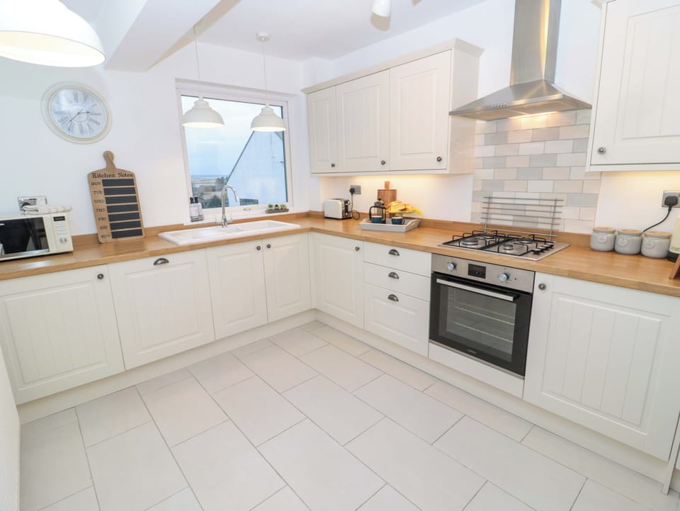 Cottage | Private kitchen | Microwave, stovetop, dishwasher, cookware/dishes/utensils