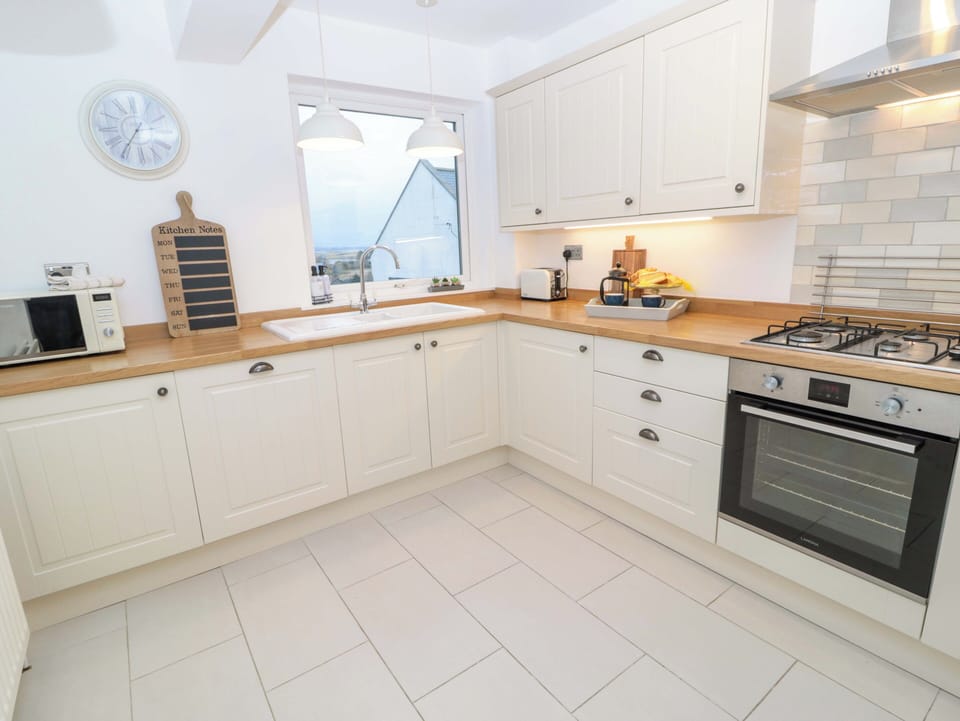 Cottage | Private kitchen | Microwave, stovetop, dishwasher, cookware/dishes/utensils