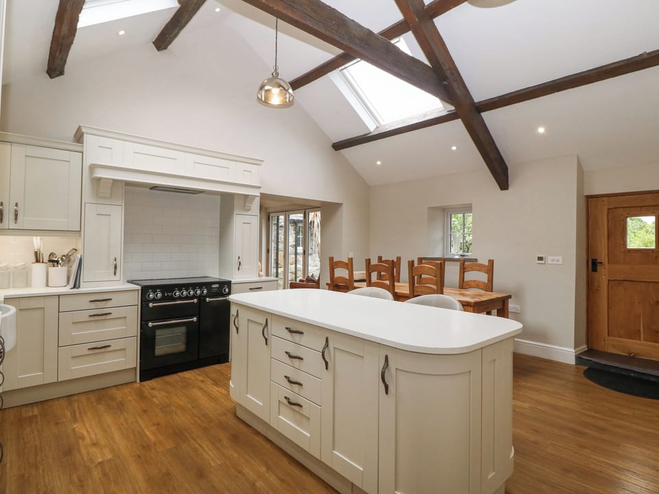 Cottage | Private kitchen | Fridge, microwave, stovetop, dishwasher
