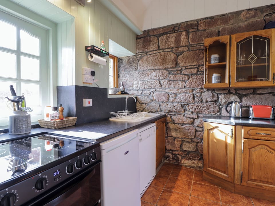 Cottage | Private kitchen | Fridge, microwave, stovetop, dishwasher