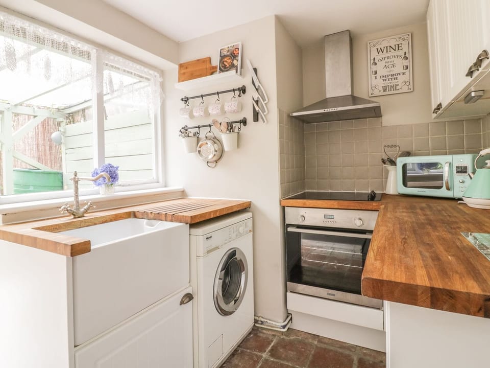 Cottage | Private kitchen | Fridge, microwave, cookware/dishes/utensils