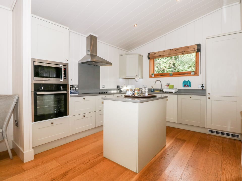 Cottage | Private kitchen | Dishwasher, cookware/dishes/utensils