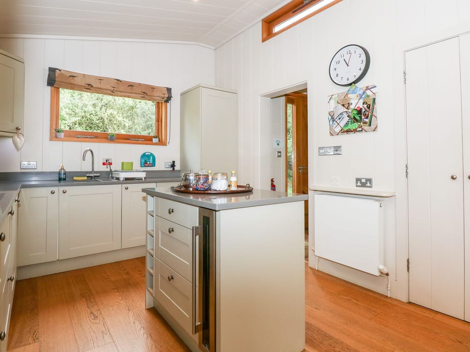 Cottage | Private kitchen | Dishwasher, cookware/dishes/utensils