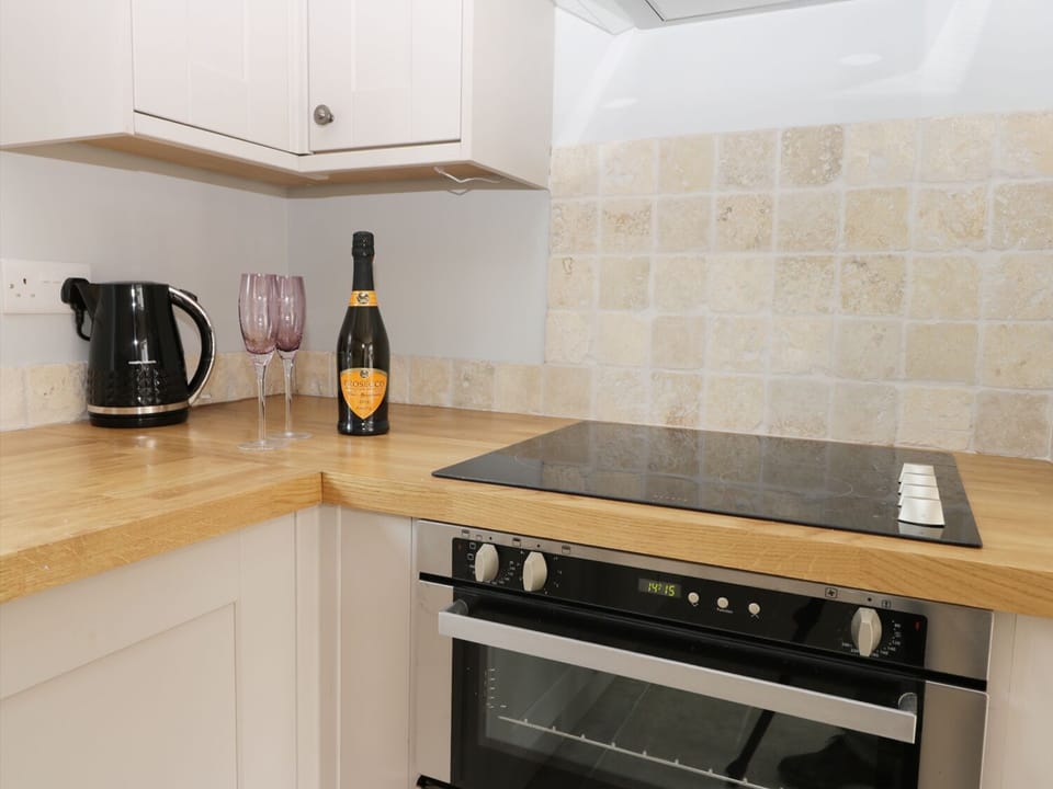 Cottage | Private kitchen | Fridge, microwave, stovetop, dishwasher
