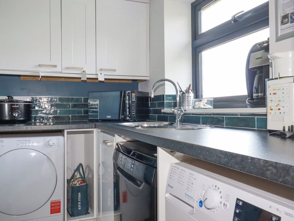 Cottage | Private kitchen | Fridge, microwave, stovetop, dishwasher