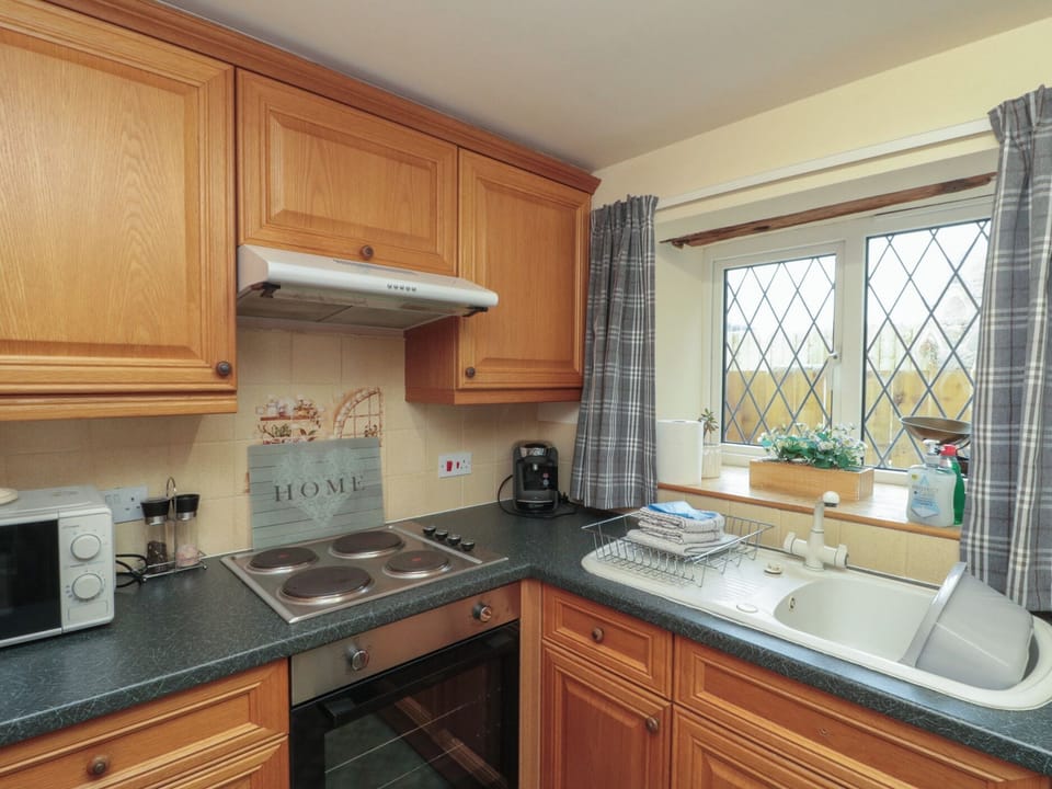 Cottage | Private kitchen | Fridge, microwave, stovetop, highchair
