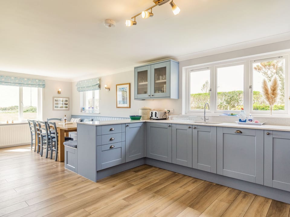 Cottage | Private kitchen | Fridge, dishwasher, electric kettle, toaster