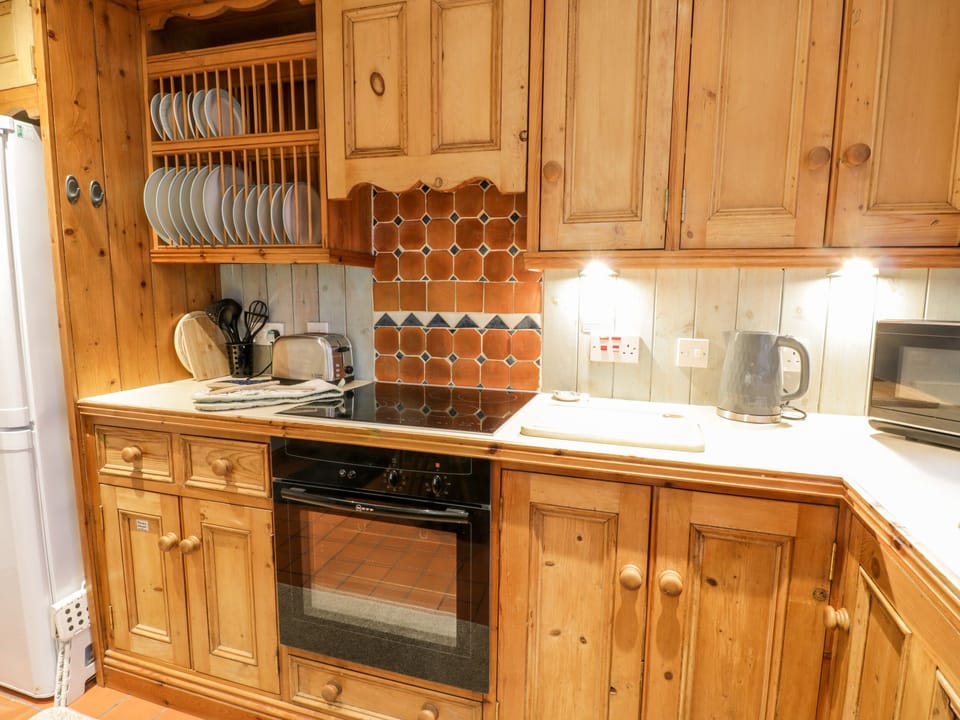 Cottage | Private kitchen | Dishwasher, cookware/dishes/utensils