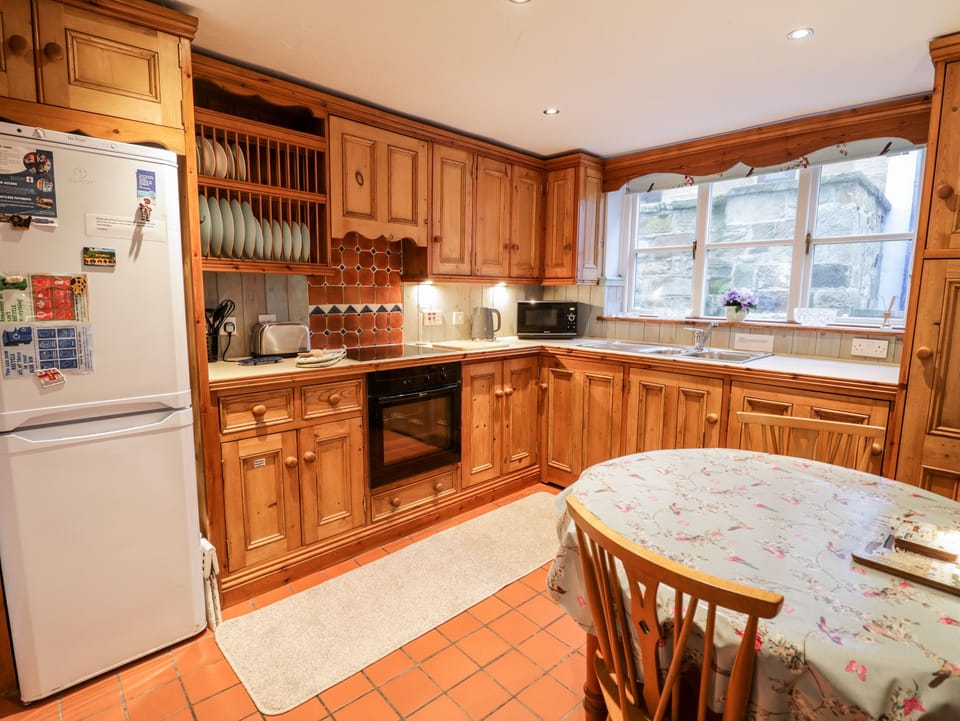 Cottage | Private kitchen | Dishwasher, cookware/dishes/utensils