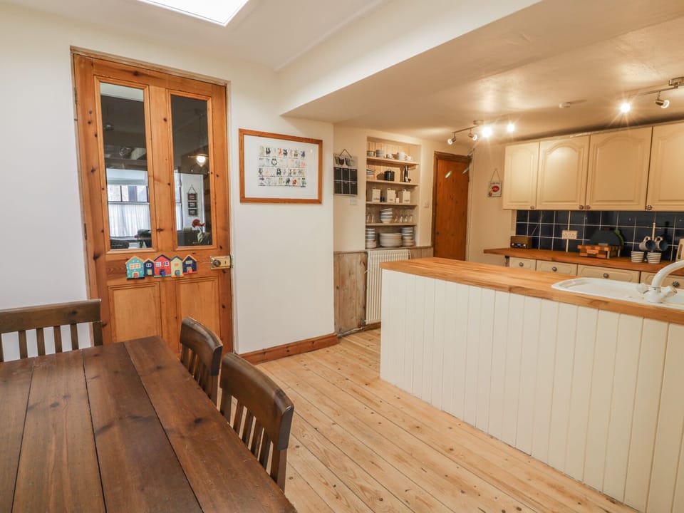 Cottage | Private kitchen | Fridge, microwave, stovetop, dishwasher