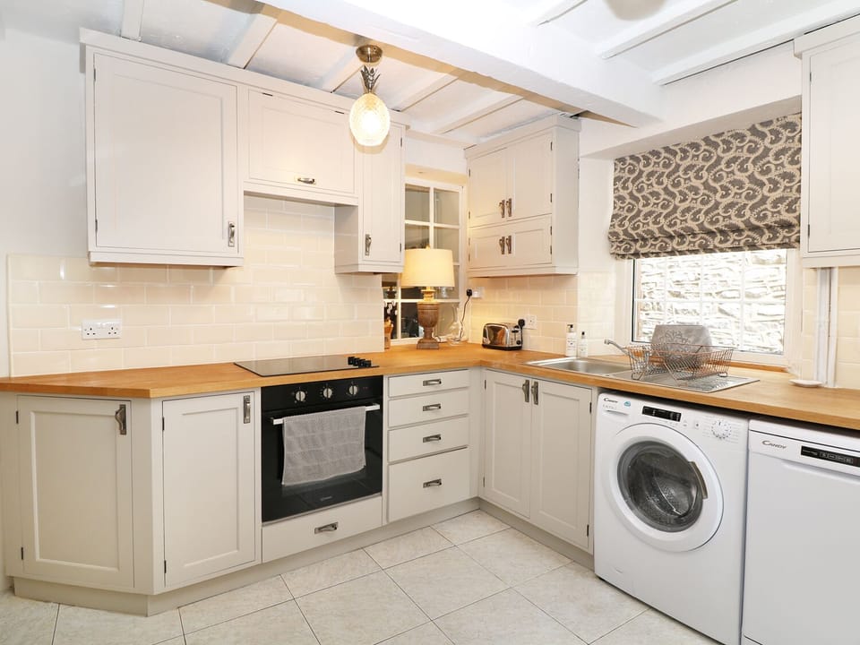Cottage | Private kitchen | Microwave, stovetop, dishwasher, cookware/dishes/utensils
