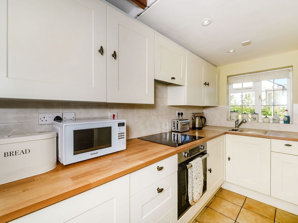 Cottage | Private kitchen | Fridge, microwave, stovetop, highchair