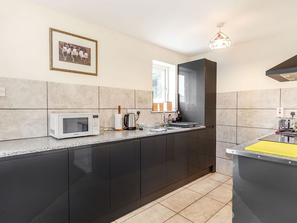 Cottage | Private kitchen | Stovetop, cookware/dishes/utensils