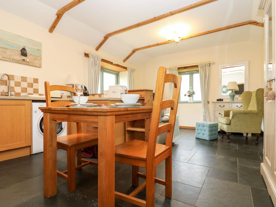 Cottage | Dining