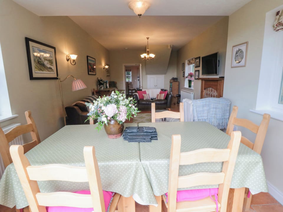 Cottage | Dining