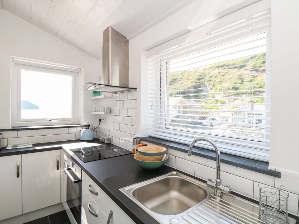 Cottage | Private kitchen | Microwave, stovetop, dishwasher, cookware/dishes/utensils