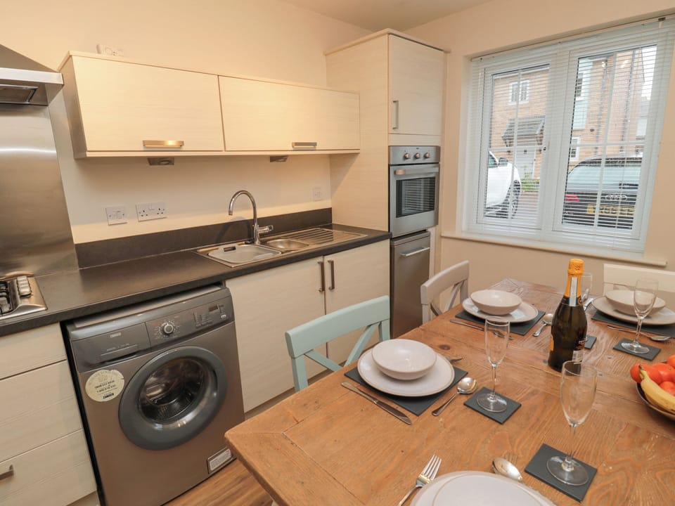 Cottage | Private kitchen | Fridge, microwave, stovetop, dishwasher