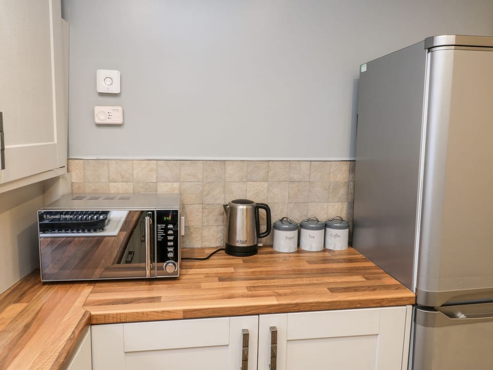 Cottage | Private kitchen | Stovetop, dishwasher, cookware/dishes/utensils