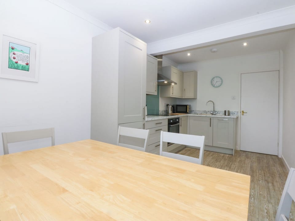 Cottage | Dining