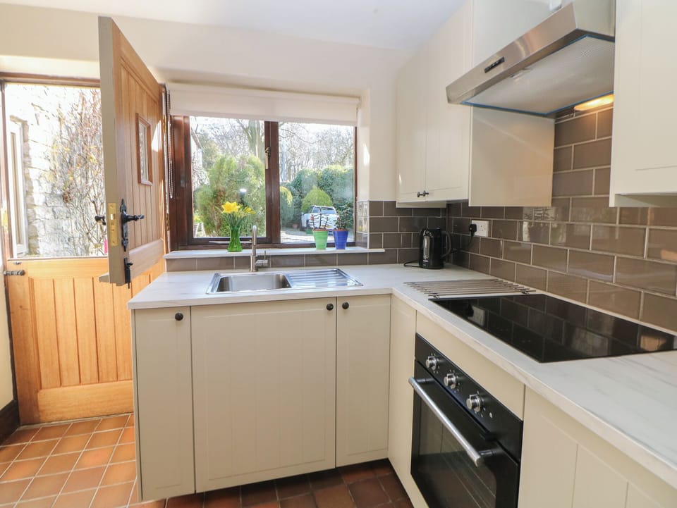 Cottage | Private kitchen | Fridge, microwave, stovetop, cookware/dishes/utensils