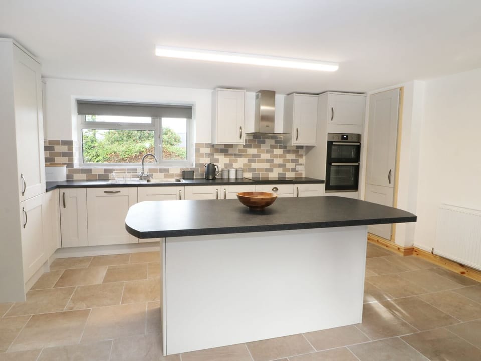 Cottage | Private kitchen | Microwave, stovetop, dishwasher, highchair