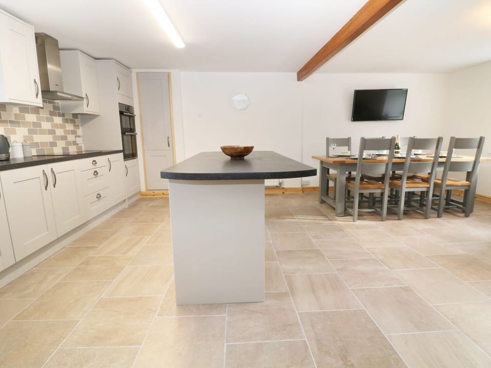 Cottage | Private kitchen | Microwave, stovetop, dishwasher, highchair