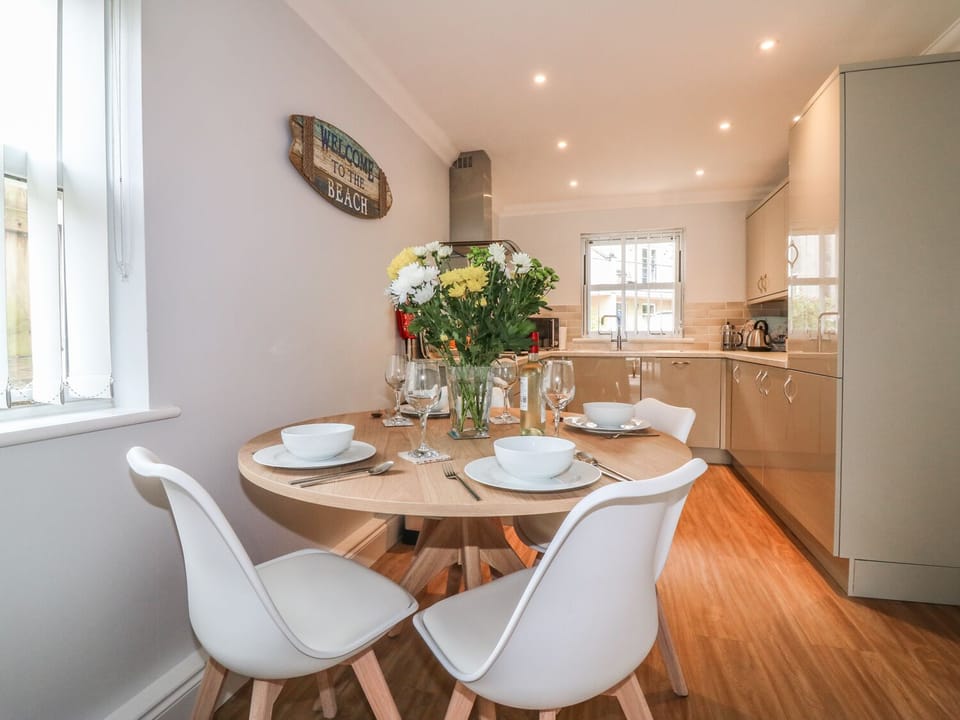 Cottage | Private kitchen | Microwave, stovetop, dishwasher, electric kettle