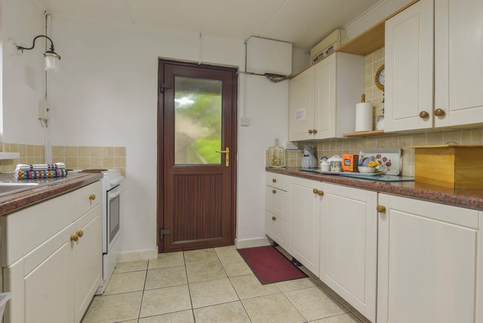 Cottage | Private kitchen | Electric kettle, toaster, cookware/dishes/utensils
