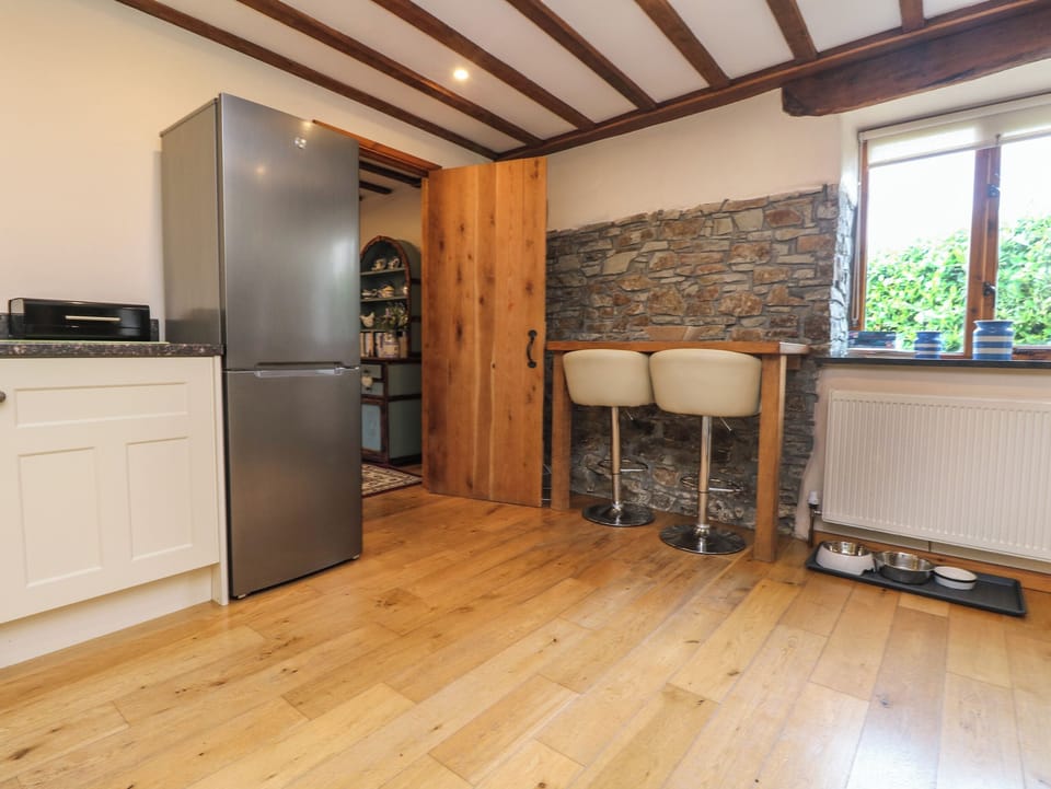 Cottage | Private kitchen | Stovetop, dishwasher, highchair, cookware/dishes/utensils