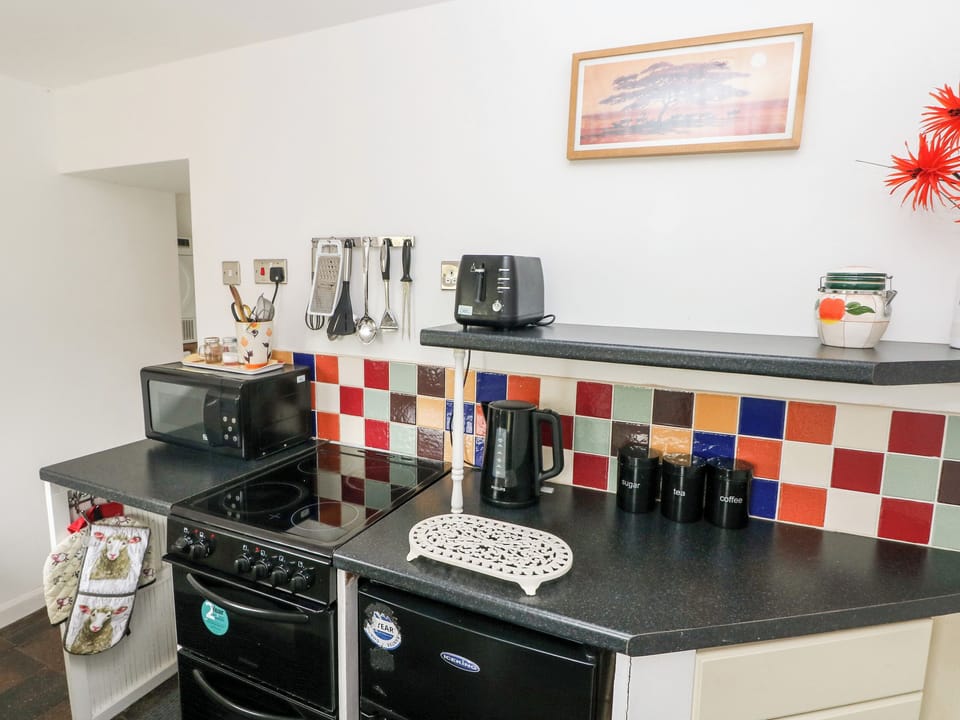 Cottage | Private kitchen | Fridge, microwave, stovetop, cookware/dishes/utensils