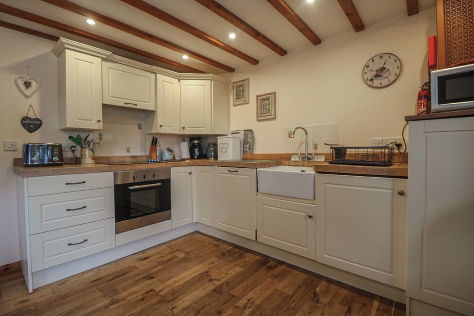 Cottage | Private kitchen | Microwave, stovetop, dishwasher, highchair