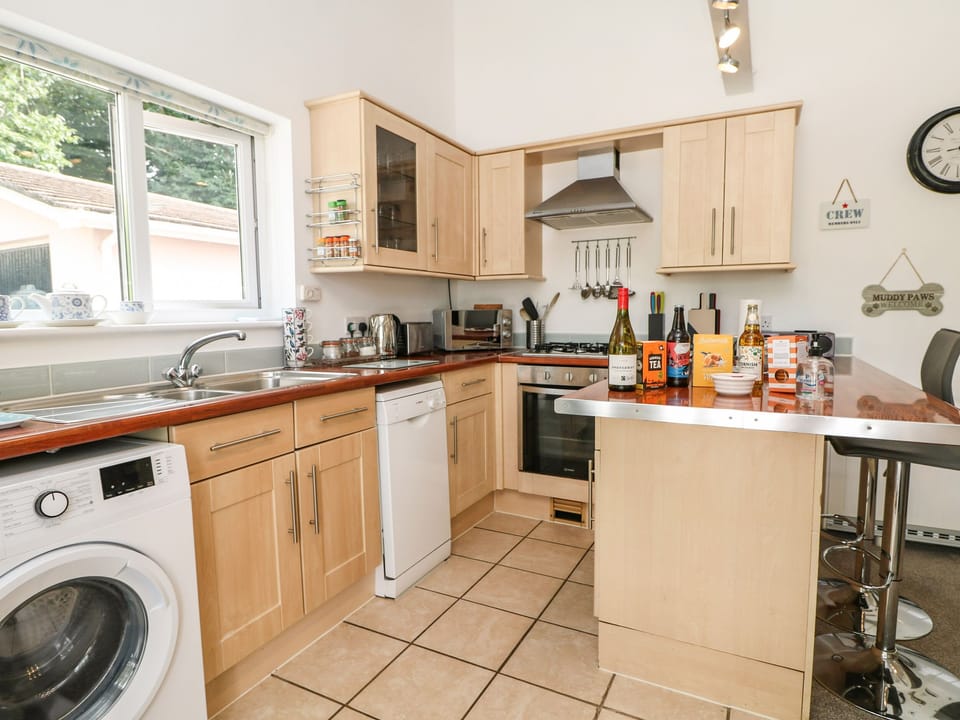 Cottage | Private kitchen | Dishwasher, highchair, cookware/dishes/utensils