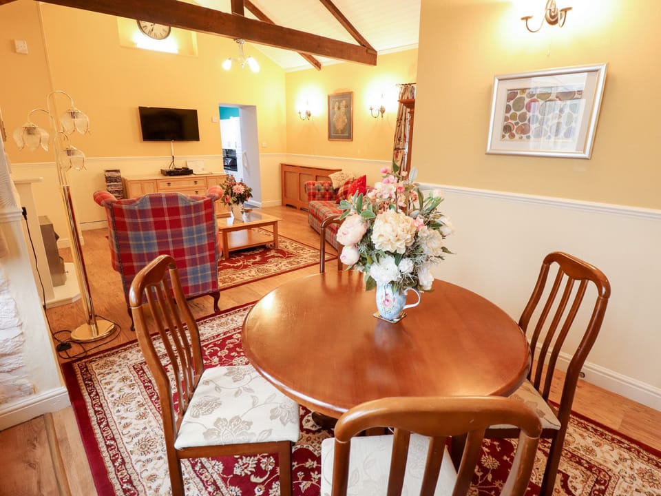 Cottage | Dining