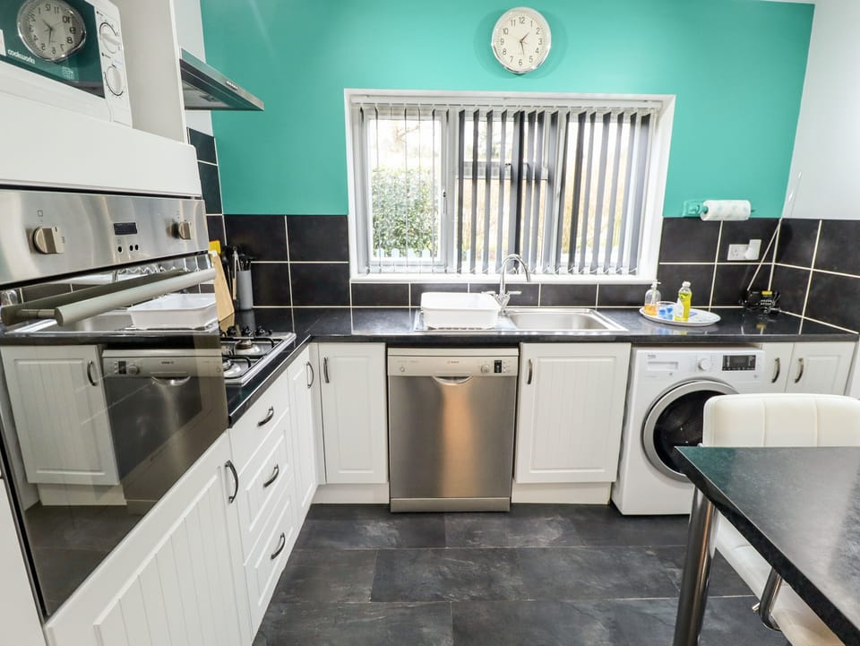 Cottage | Private kitchen | Fridge, microwave, dishwasher, cookware/dishes/utensils