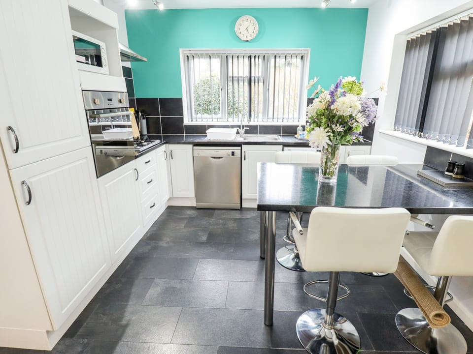 Cottage | Private kitchen | Fridge, microwave, dishwasher, cookware/dishes/utensils