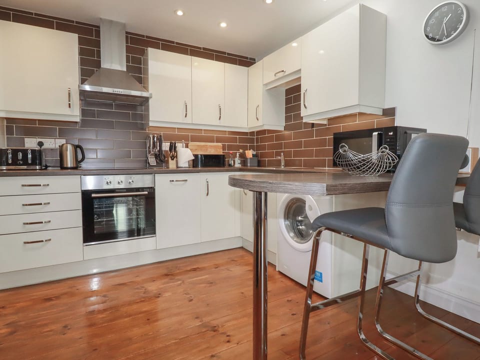 Cottage | Private kitchen | Microwave, stovetop, dishwasher, cookware/dishes/utensils