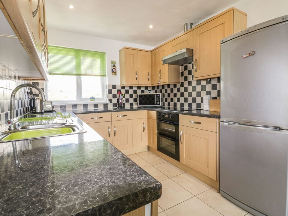 Cottage | Private kitchen | Microwave, stovetop, dishwasher, electric kettle