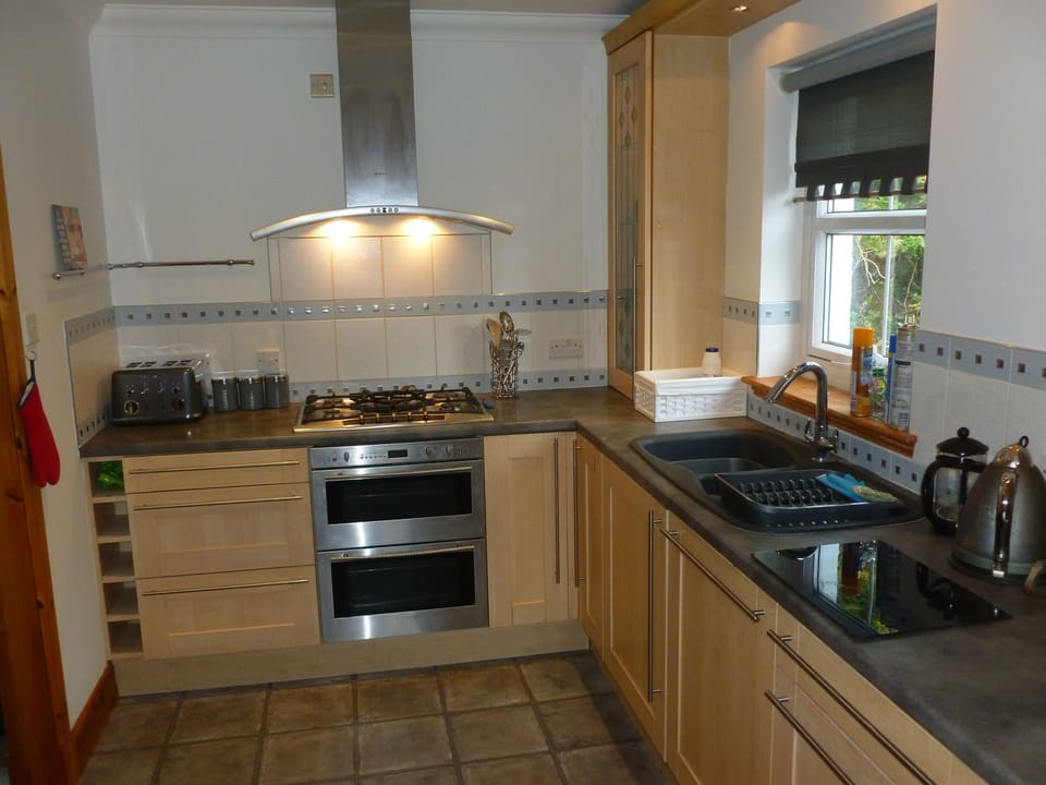 House, 3 Bedrooms | Shared kitchen | Full-size fridge, microwave, oven, stovetop